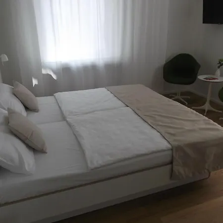 Art Ufer Gæstehus 3*
